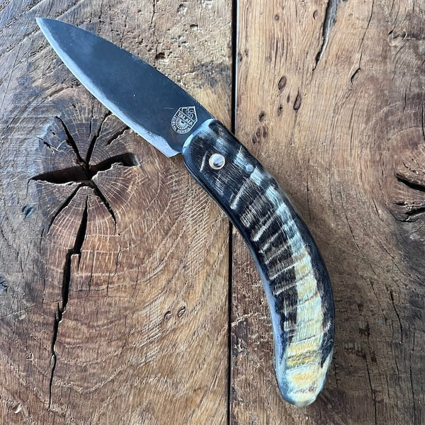 Le couteau basque du berger-l'authentique couteau basque traditionnel en corne de manech et sa lame en acier carbone.