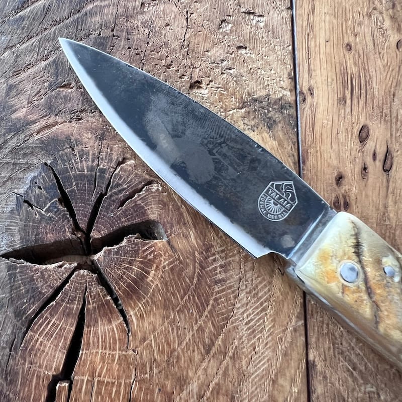 Le couteau basque du berger-l'authentique couteau basque traditionnel en corne de manech et sa lame en acier carbone.