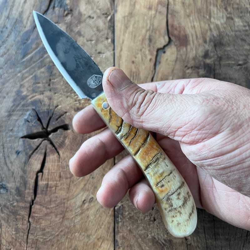 Le couteau basque du berger-l'authentique couteau basque traditionnel en corne de manech et sa lame en acier carbone.