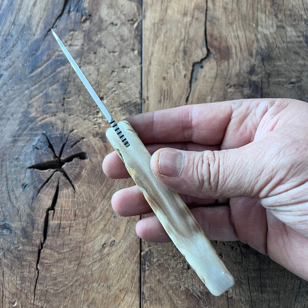 Le couteau basque du berger-l'authentique couteau basque traditionnel en corne de manech et sa lame en acier carbone.