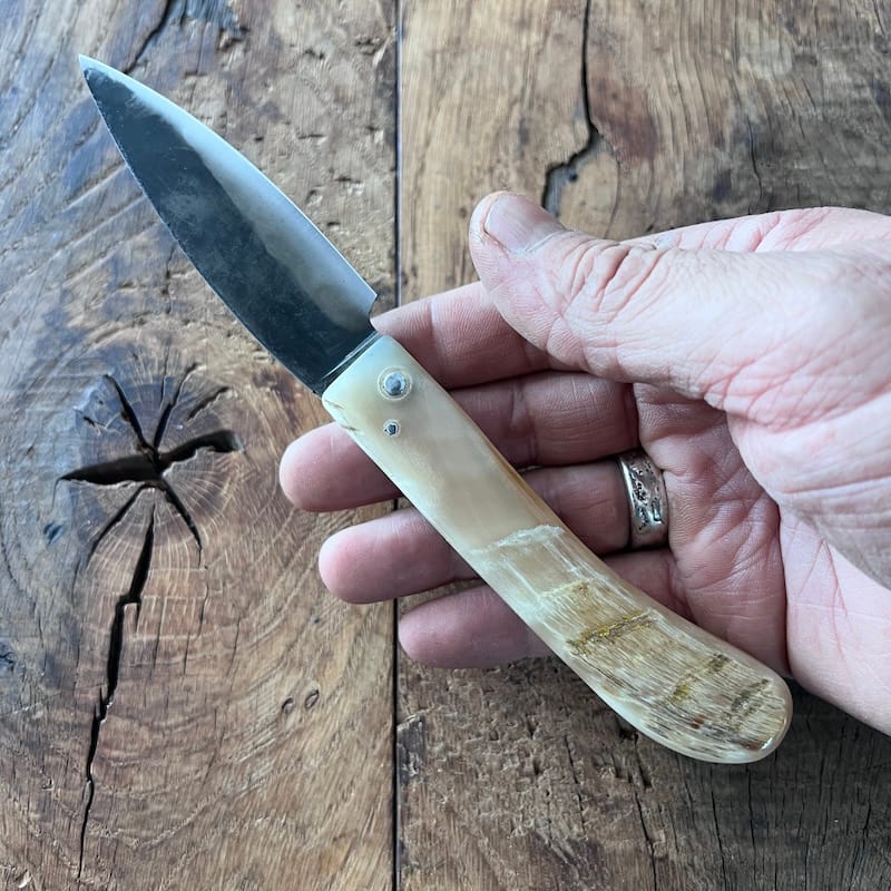 Le couteau basque du berger-l'authentique couteau basque traditionnel en corne de manech et sa lame en acier carbone.