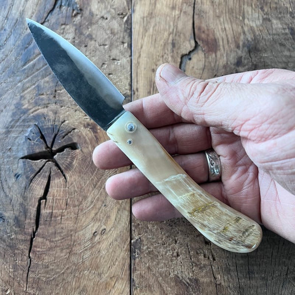 Le couteau basque du berger-l'authentique couteau basque traditionnel en corne de manech et sa lame en acier carbone.