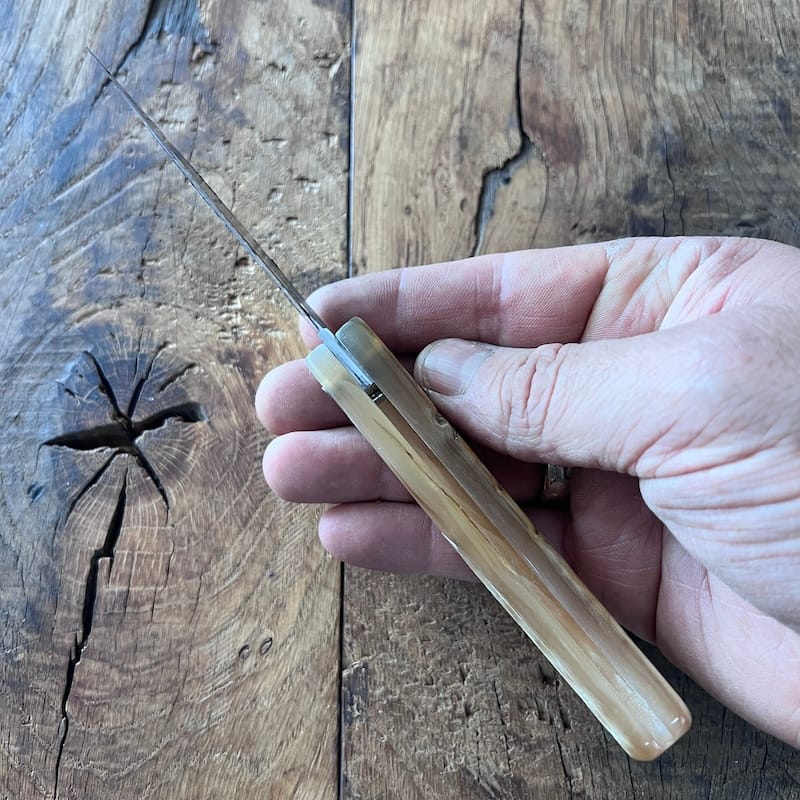 Le couteau basque du berger-l'authentique couteau basque traditionnel en corne de manech et sa lame en acier carbone.