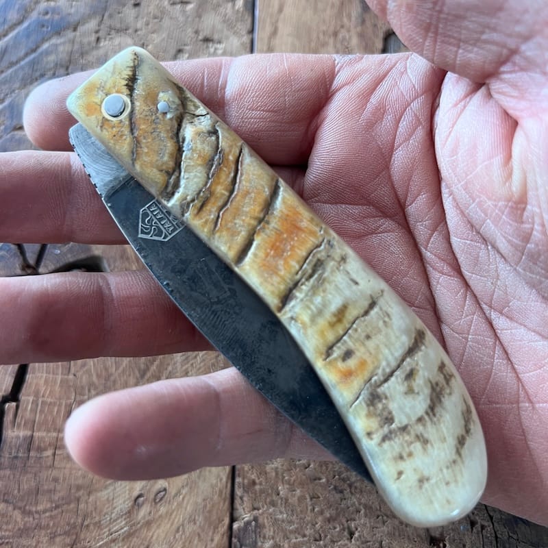 Le couteau basque du berger-l'authentique couteau basque traditionnel en corne de manech et sa lame en acier carbone.