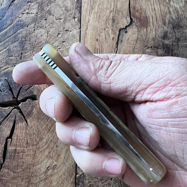 Le couteau basque du berger-l'authentique couteau basque traditionnel en corne de manech et sa lame en acier carbone.