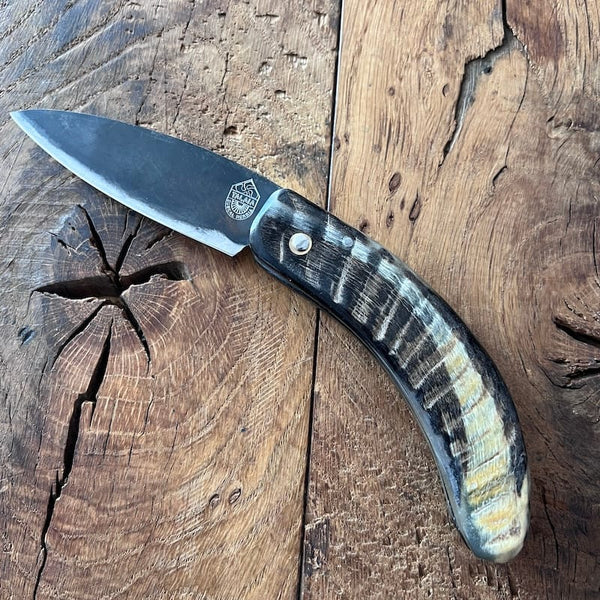 Le couteau basque du berger-l'authentique couteau basque traditionnel en corne de manech et sa lame en acier carbone.