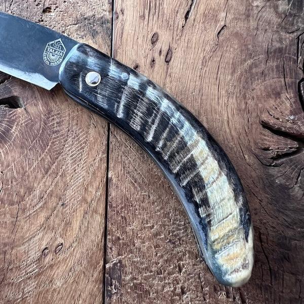 Le couteau basque du berger-l'authentique couteau basque traditionnel en corne de manech et sa lame en acier carbone.
