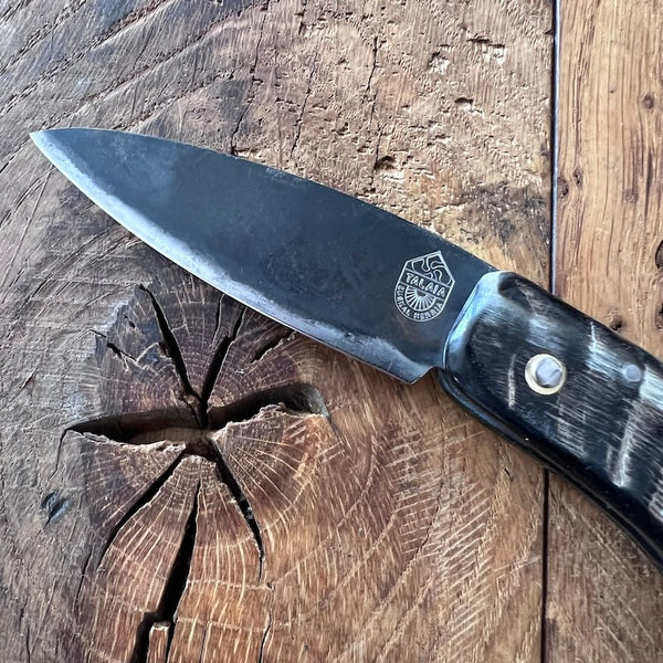 Le couteau basque du berger-l'authentique couteau basque traditionnel en corne de manech et sa lame en acier carbone.