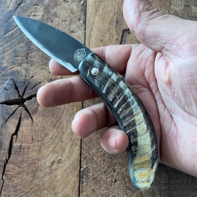 Le couteau basque du berger-l'authentique couteau basque traditionnel en corne de manech et sa lame en acier carbone.