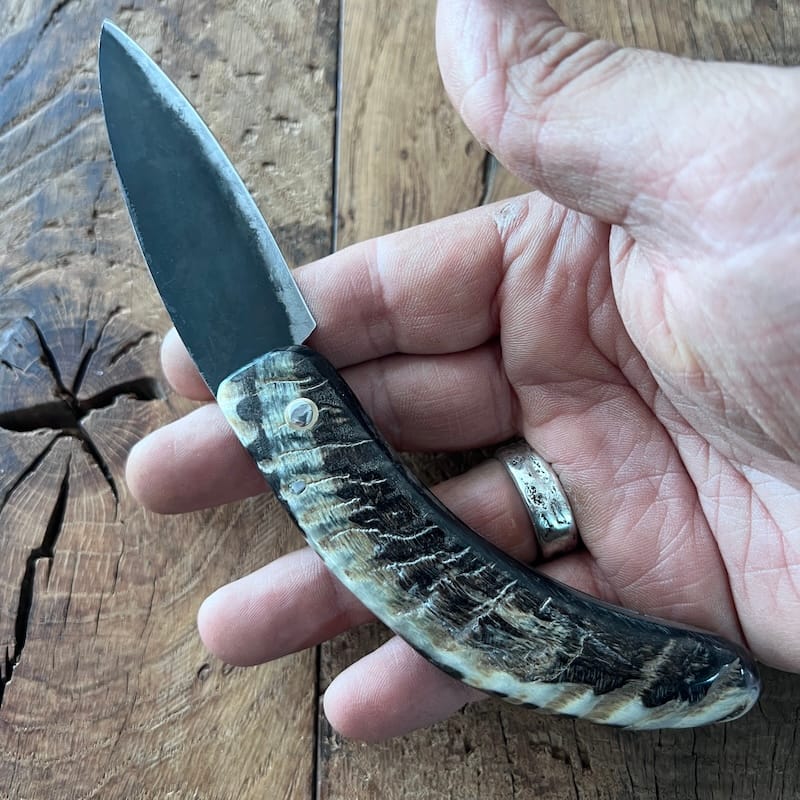 Le couteau basque du berger-l'authentique couteau basque traditionnel en corne de manech et sa lame en acier carbone.