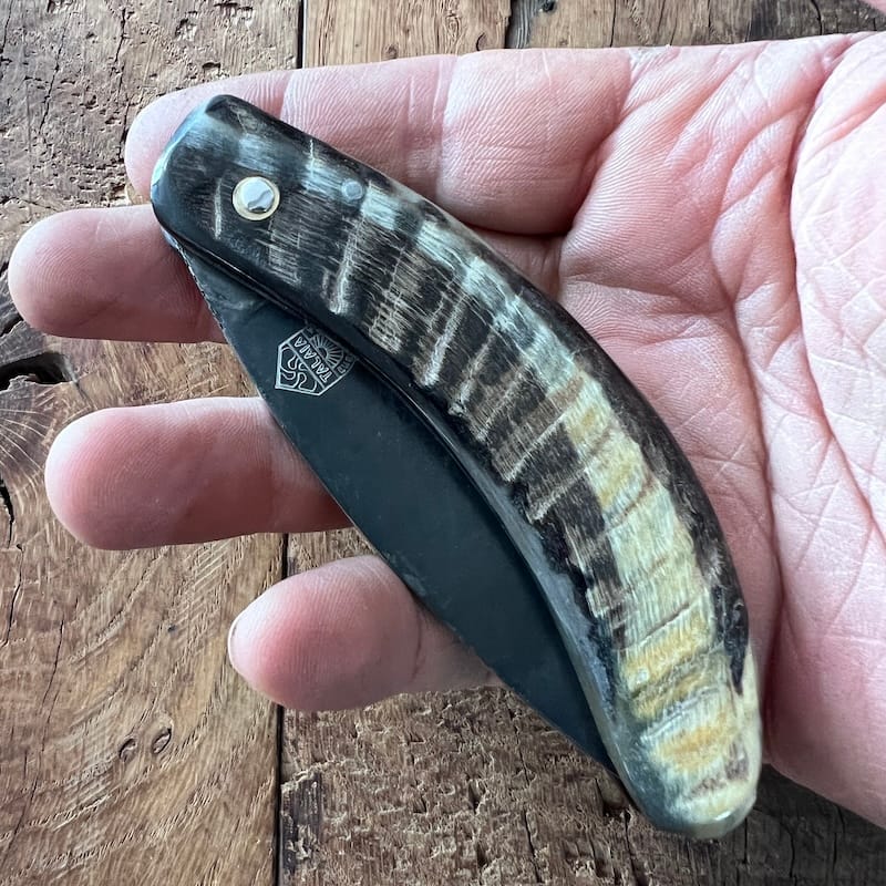 Le couteau basque du berger-l'authentique couteau basque traditionnel en corne de manech et sa lame en acier carbone.