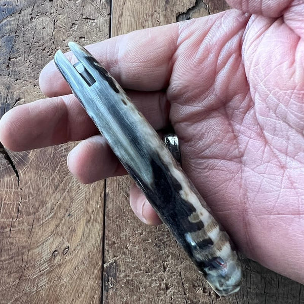 Le couteau basque du berger-l'authentique couteau basque traditionnel en corne de manech et sa lame en acier carbone.