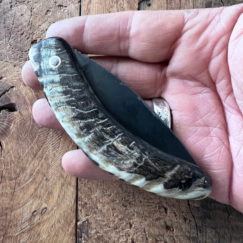 Le couteau basque du berger-l'authentique couteau basque traditionnel en corne de manech et sa lame en acier carbone.