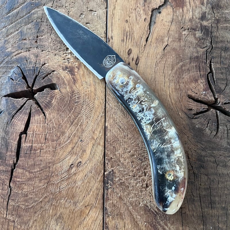 Le couteau basque du berger-l'authentique couteau basque traditionnel en corne de manech et sa lame en acier carbone.