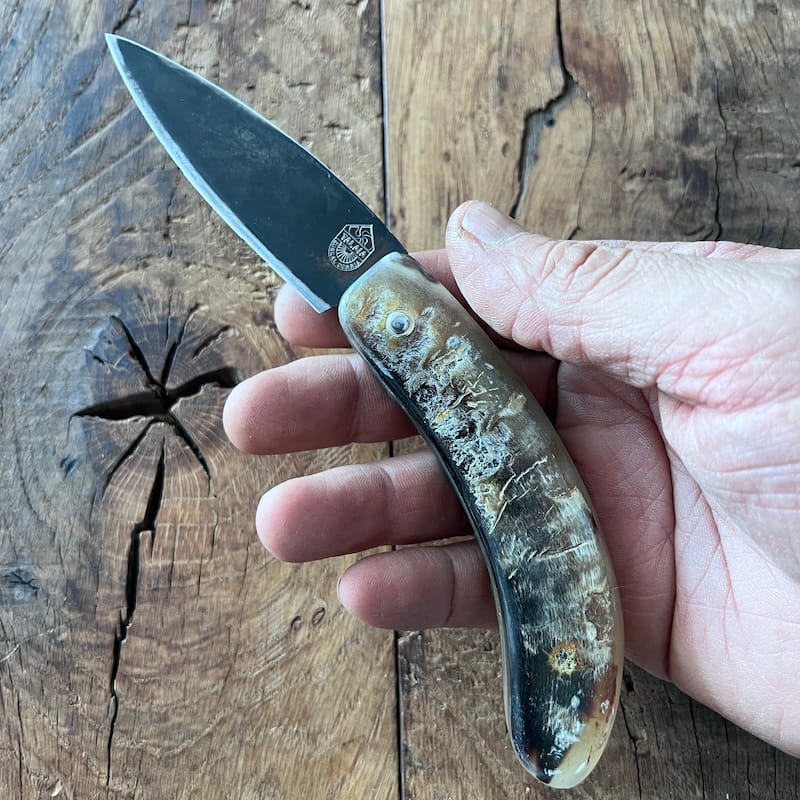 Le couteau basque du berger-l'authentique couteau basque traditionnel en corne de manech et sa lame en acier carbone.