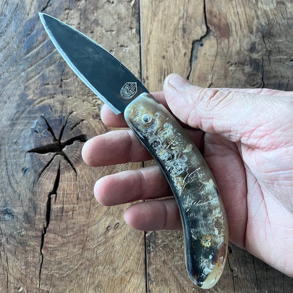 Le couteau basque du berger-l'authentique couteau basque traditionnel en corne de manech et sa lame en acier carbone.