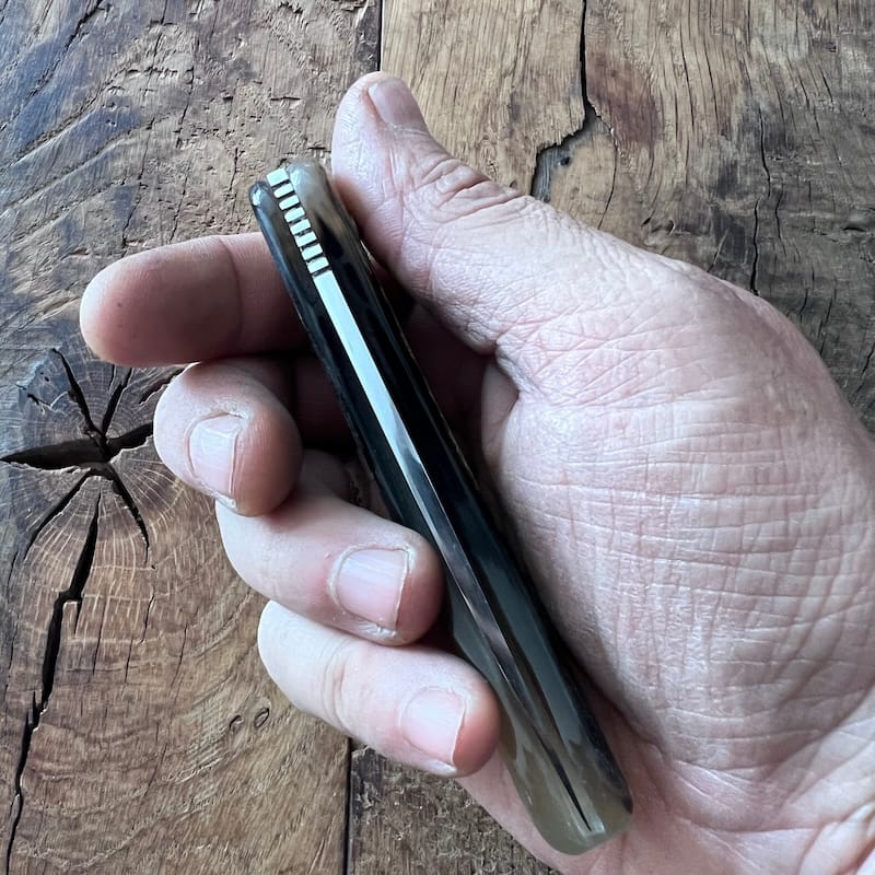 Le couteau basque du berger-l'authentique couteau basque traditionnel en corne de manech et sa lame en acier carbone.