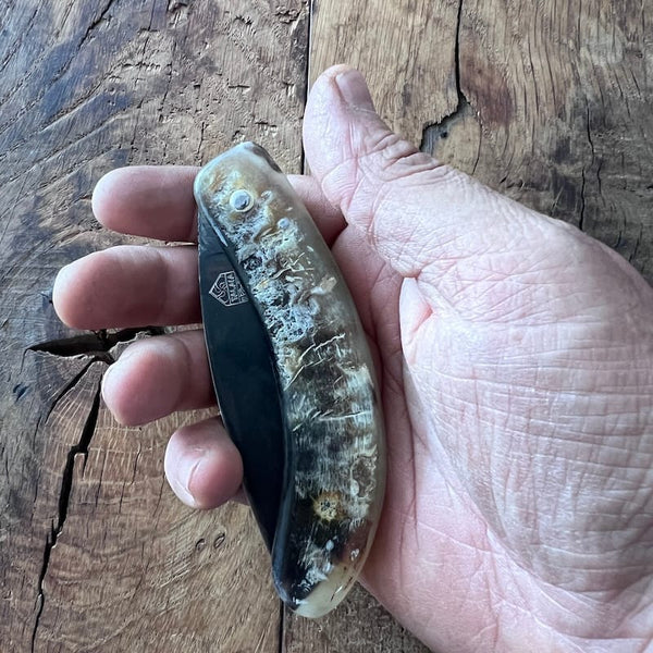 Le couteau basque du berger-l'authentique couteau basque traditionnel en corne de manech et sa lame en acier carbone.