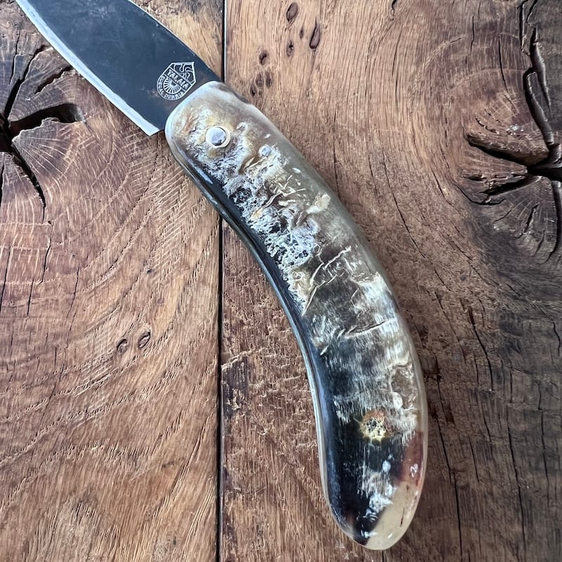 Le couteau basque du berger-l'authentique couteau basque traditionnel en corne de manech et sa lame en acier carbone.