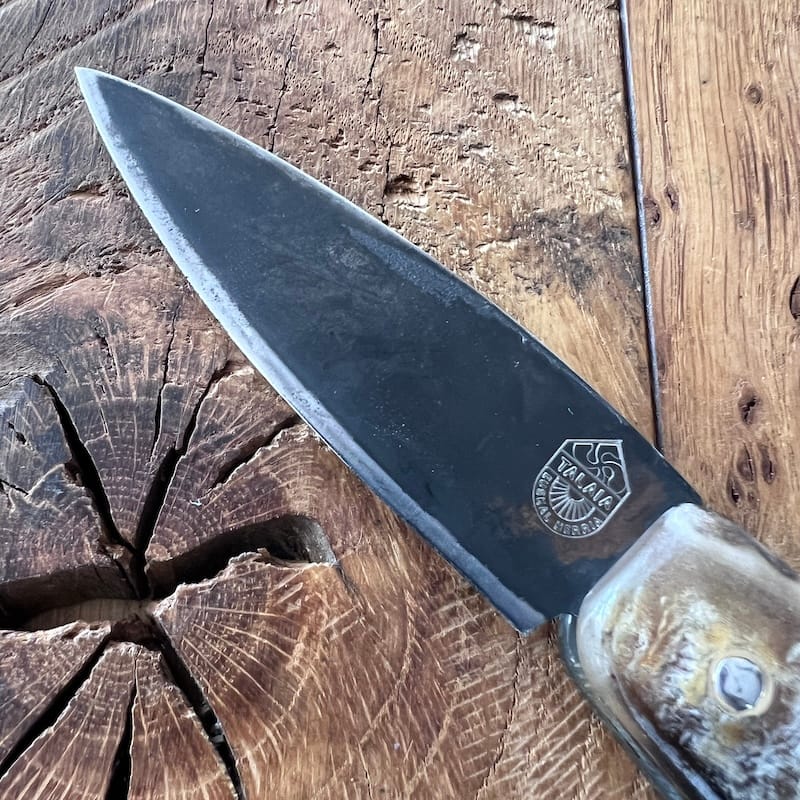 Le couteau basque du berger-l'authentique couteau basque traditionnel en corne de manech et sa lame en acier carbone.