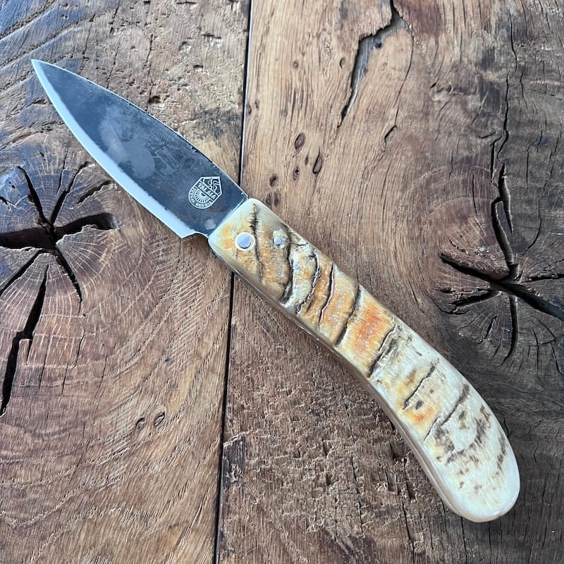 Le couteau basque du berger-l'authentique couteau basque traditionnel en corne de manech et sa lame en acier carbone.