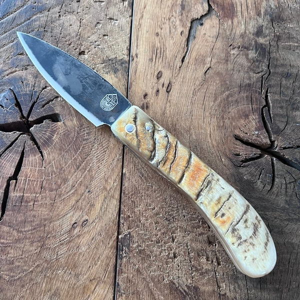 Le couteau basque du berger-l'authentique couteau basque traditionnel en corne de manech et sa lame en acier carbone.