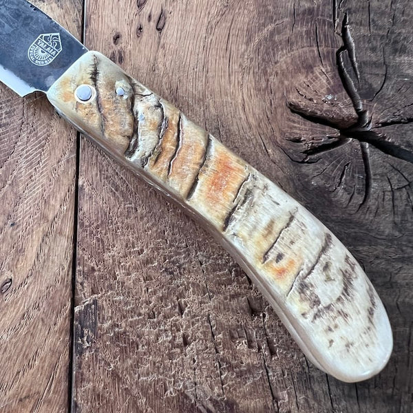 Le couteau basque du berger-l'authentique couteau basque traditionnel en corne de manech et sa lame en acier carbone.