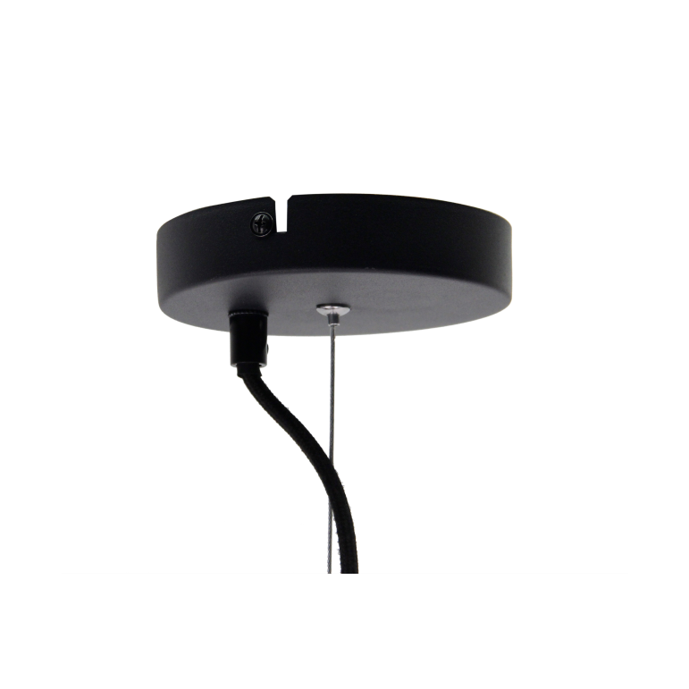 Detail van de zwarte Curvato hanglamp met industrieel karakter. Een prachtige aanvulling voor boven de eettafel of in de hal.