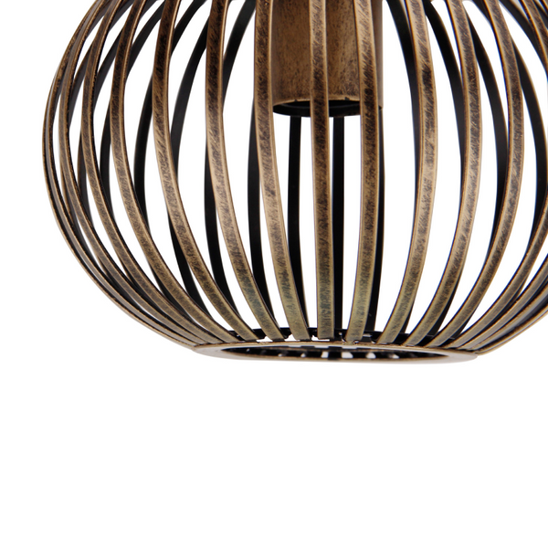 De bronzen Curvato plafondlamp met industrieel design voegt een unieke charme toe aan je interieur.