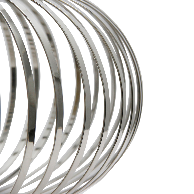 Detail van de chroomkleurige Curvato plafondlamp. Deze moderne lamp brengt een eigentijdse stijl in jouw interieur.