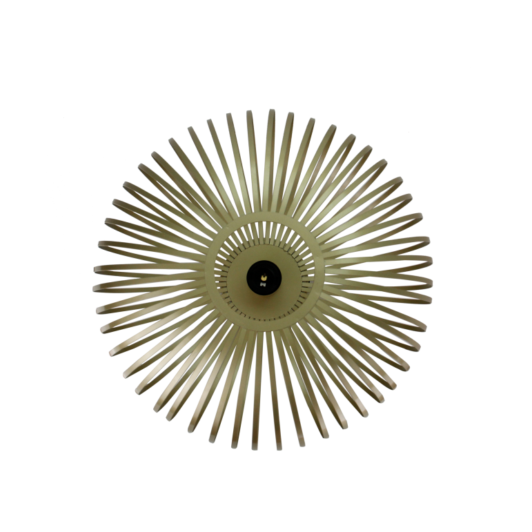 Een gedetailleerde blik op de gouden Curvato plafondlamp. Deze moderne lamp voegt luxe en stijl toe aan elke ruimte.