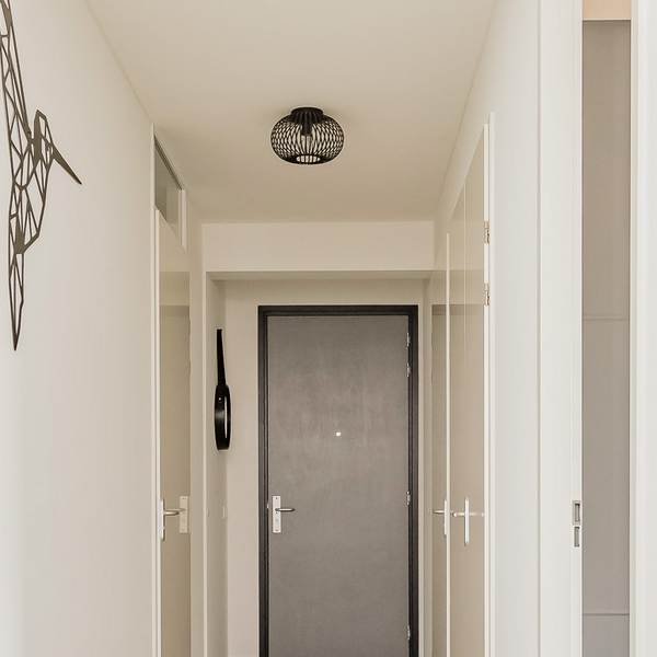 Detail van de zwarte Curvato plafondlamp met een industrieel design. Perfecte keuze voor een moderne en stijlvolle ambiance.