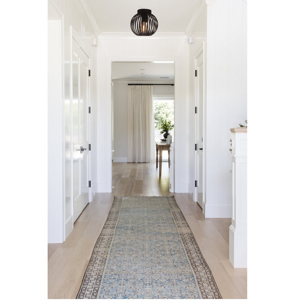 De Curvato plafondlamp in zwart heeft een robuuste uitstraling. Perfect voor een industriële touch in jouw interieur.