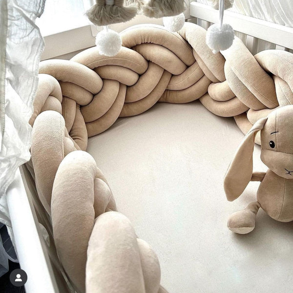 Dvojna obroba za otroško posteljico PUFFI® – Pliš Bež, mehka pletena kitka