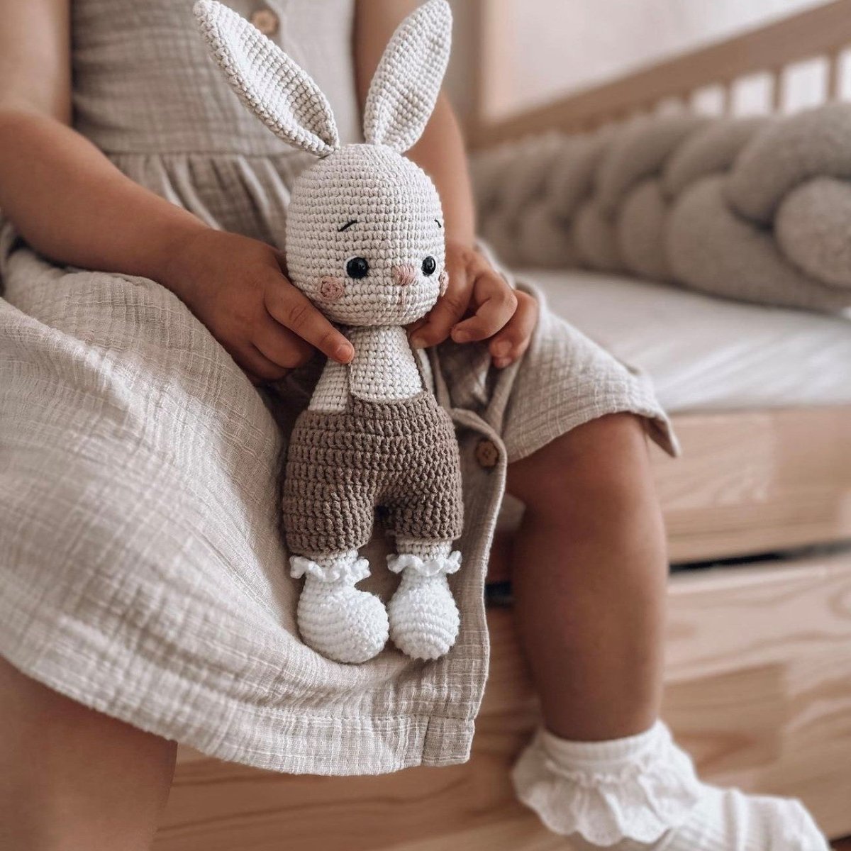 Enojna obroba za otroško posteljico PUFFI® – Boucle Natural, mehka pletena kitka