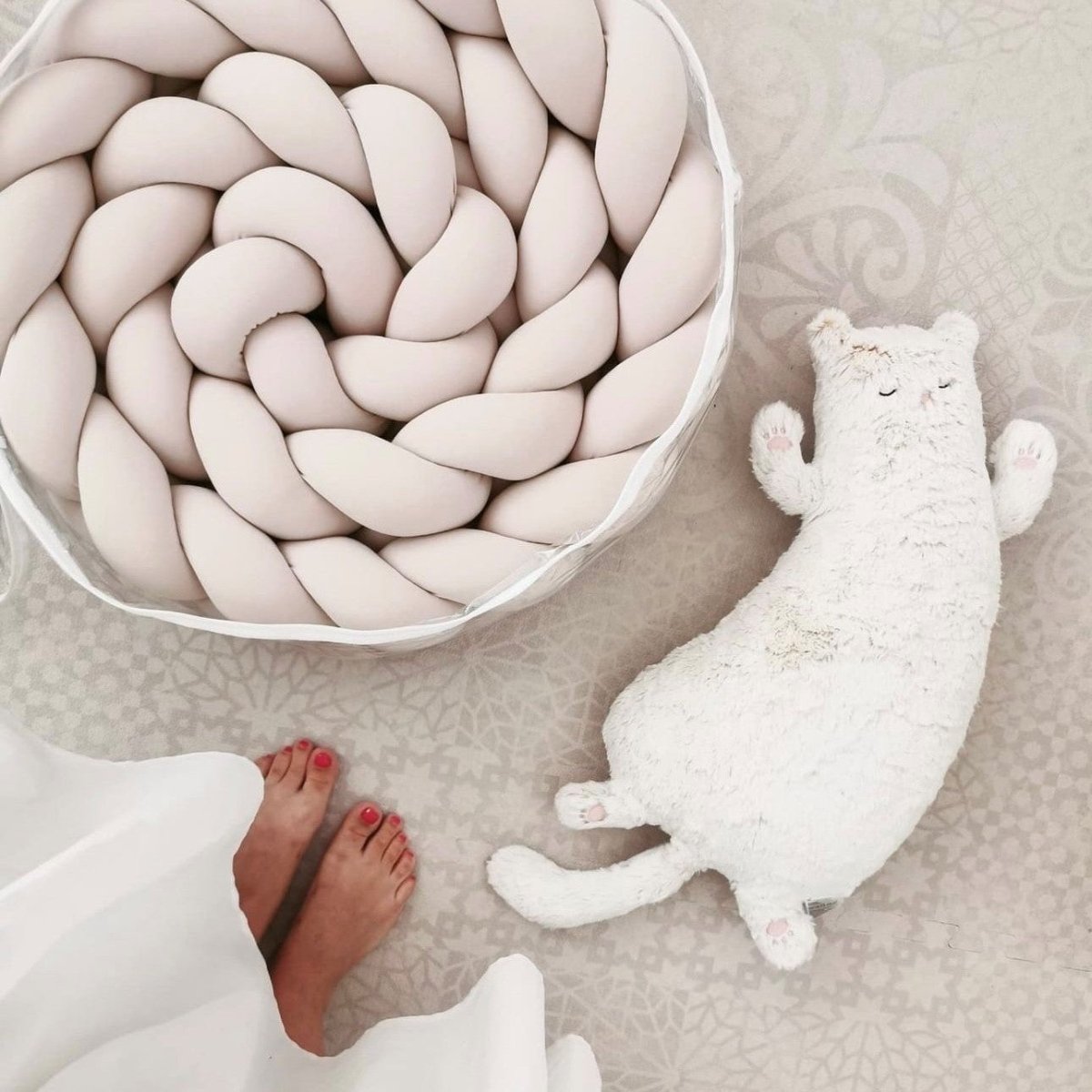 Enojna obroba za otroško posteljico PUFFI® – Light Beige, mehka pletena kitka