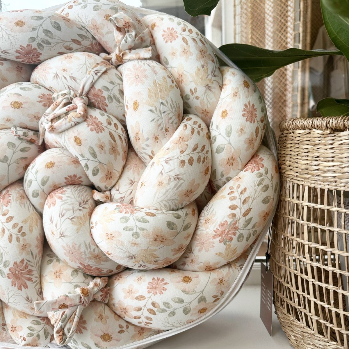 Enojna obroba za otroško posteljico PUFFI® – marelično cvetje, mehka pletena kitka
