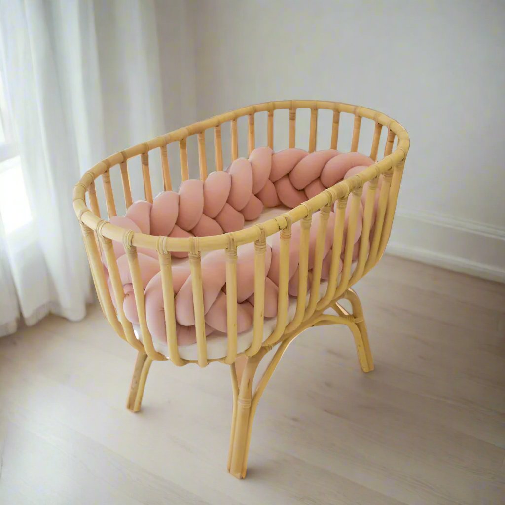 Enojna obroba za otroško posteljico PUFFI® – Powder Pink, mehka pletena kitka