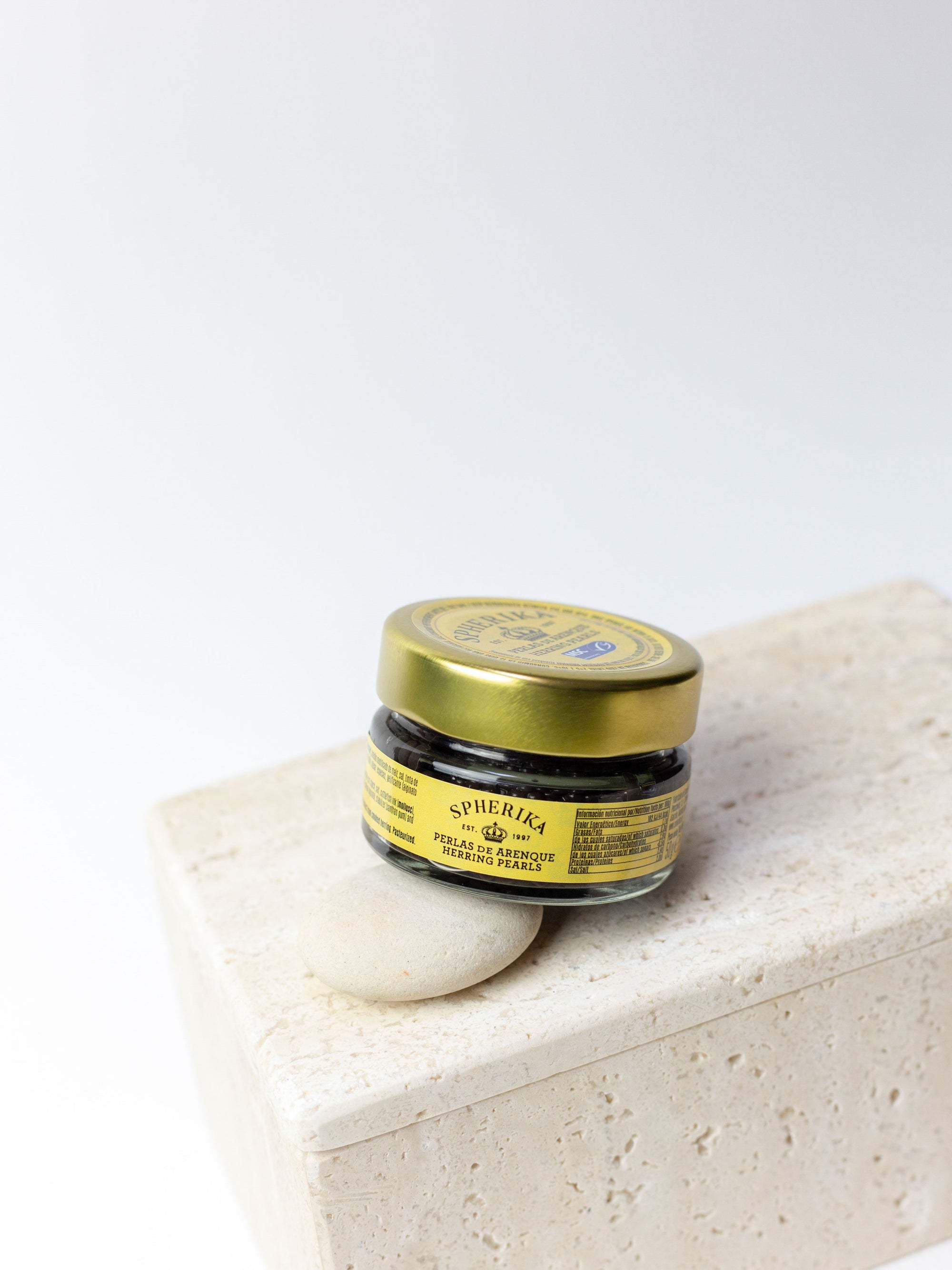 esferas negras de arenque ahumado