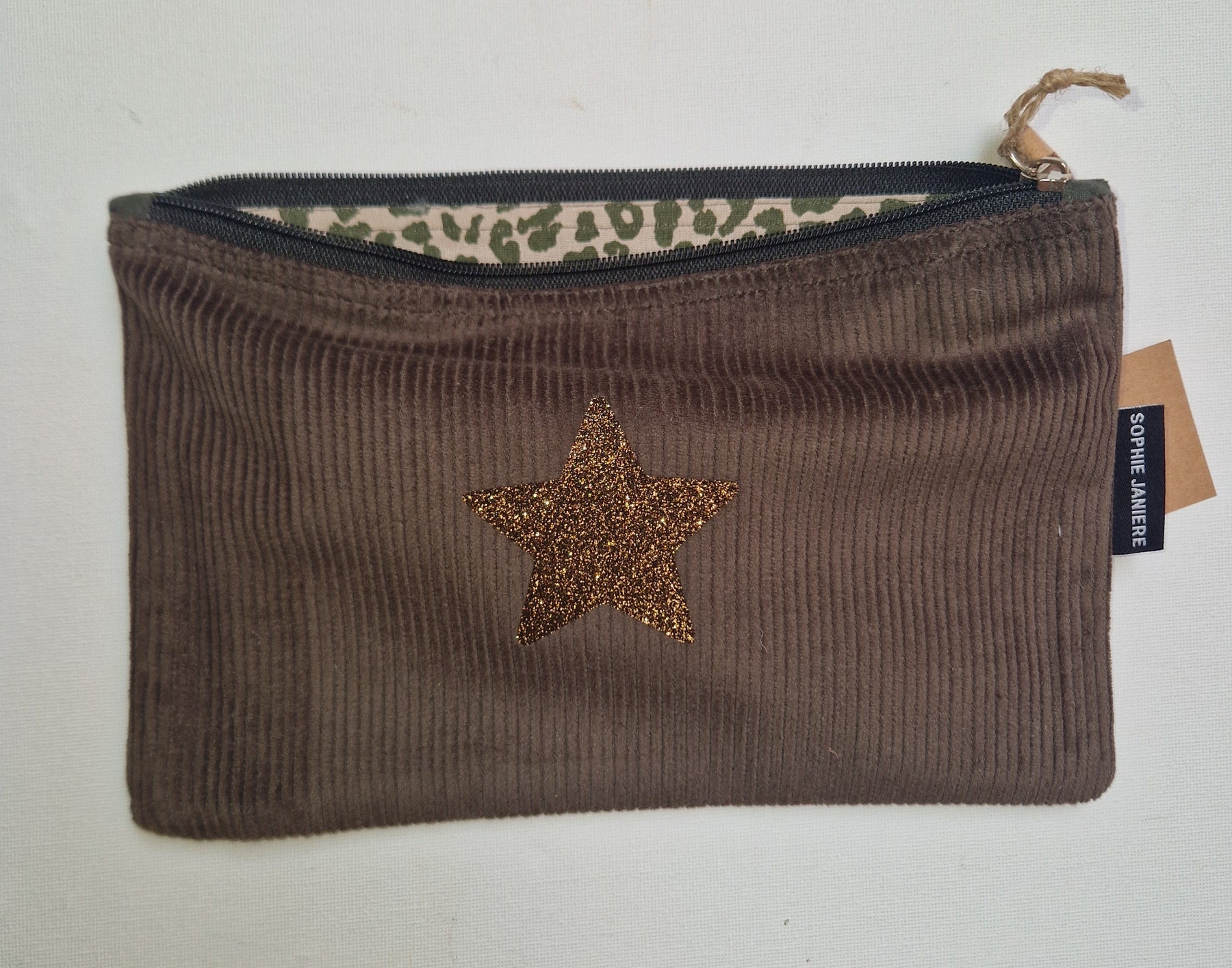 Flat velvet pouch with sequins