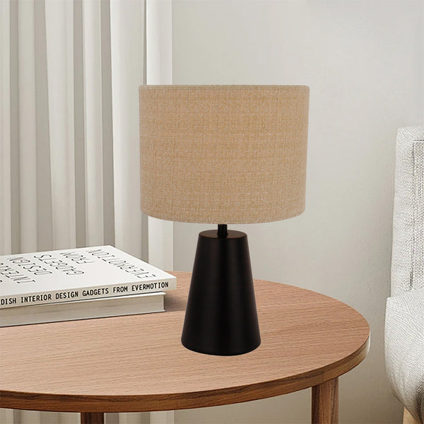 Detail van de Faro tafellamp in zand en zwart, perfect voor een warme sfeer op je bureau of nachtkastje. Een must-have!