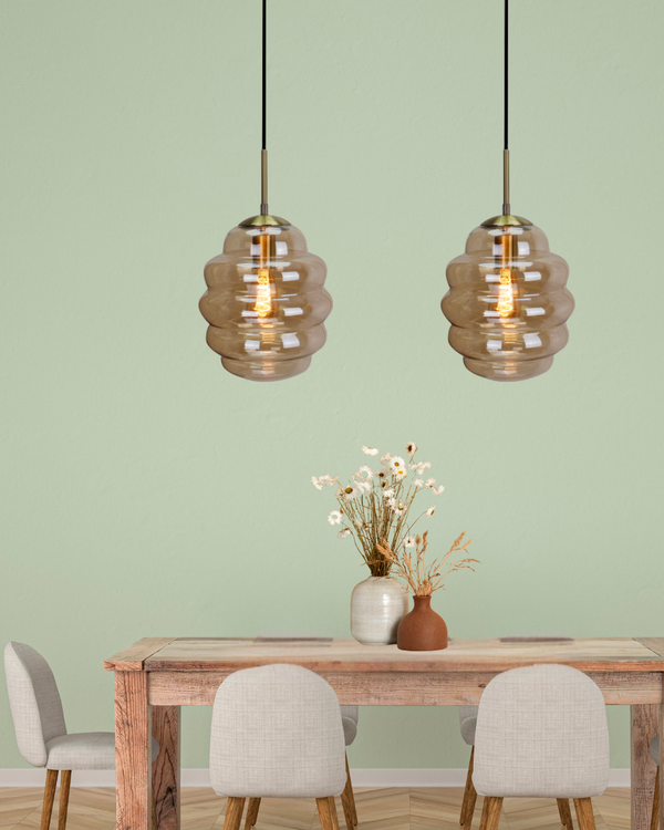 De Favo hanglamp in zwart voegt een moderne touch toe aan je interieur. Perfect voor boven de eettafel of in de woonkamer.