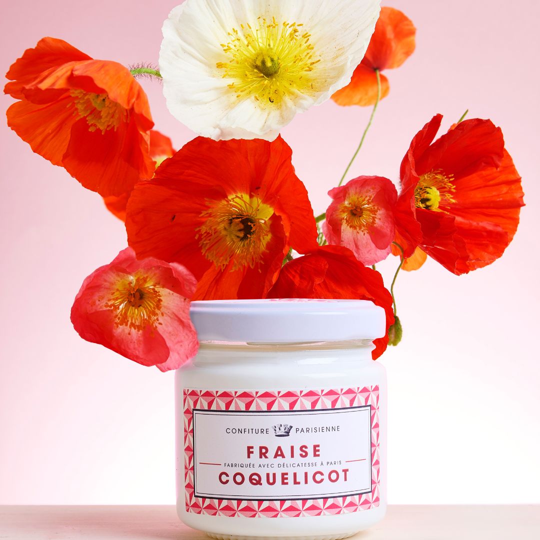 Pot Fraise Coquelicot surmonté d'un bouquet de coquelicots rouges et blancs sur fond rose
