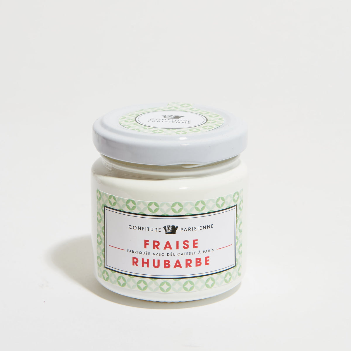 Petit pot Fraise Rhubarbe à l'étiquette verte et rouge, photographié sur fond blanc