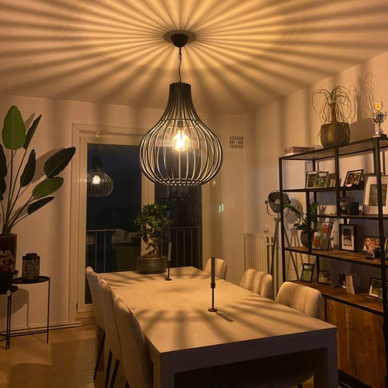 De zwarte Goccia hanglamp brengt een moderne flair in elke ruimte. Perfect voor sfeervolle avonden boven de eettafel.