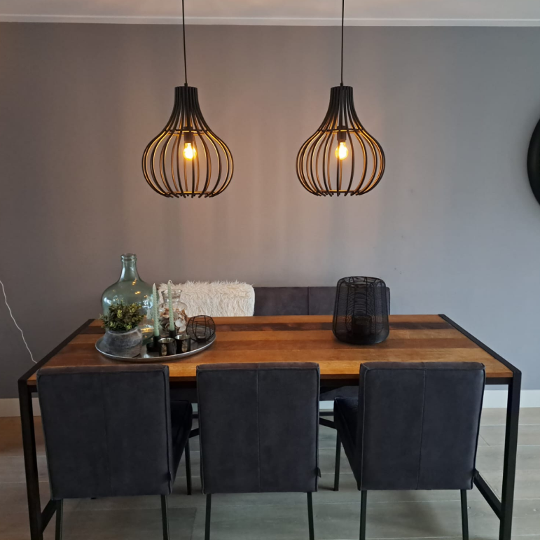 De zwarte Goccia hanglamp geeft een moderne uitstraling aan jouw interieur.