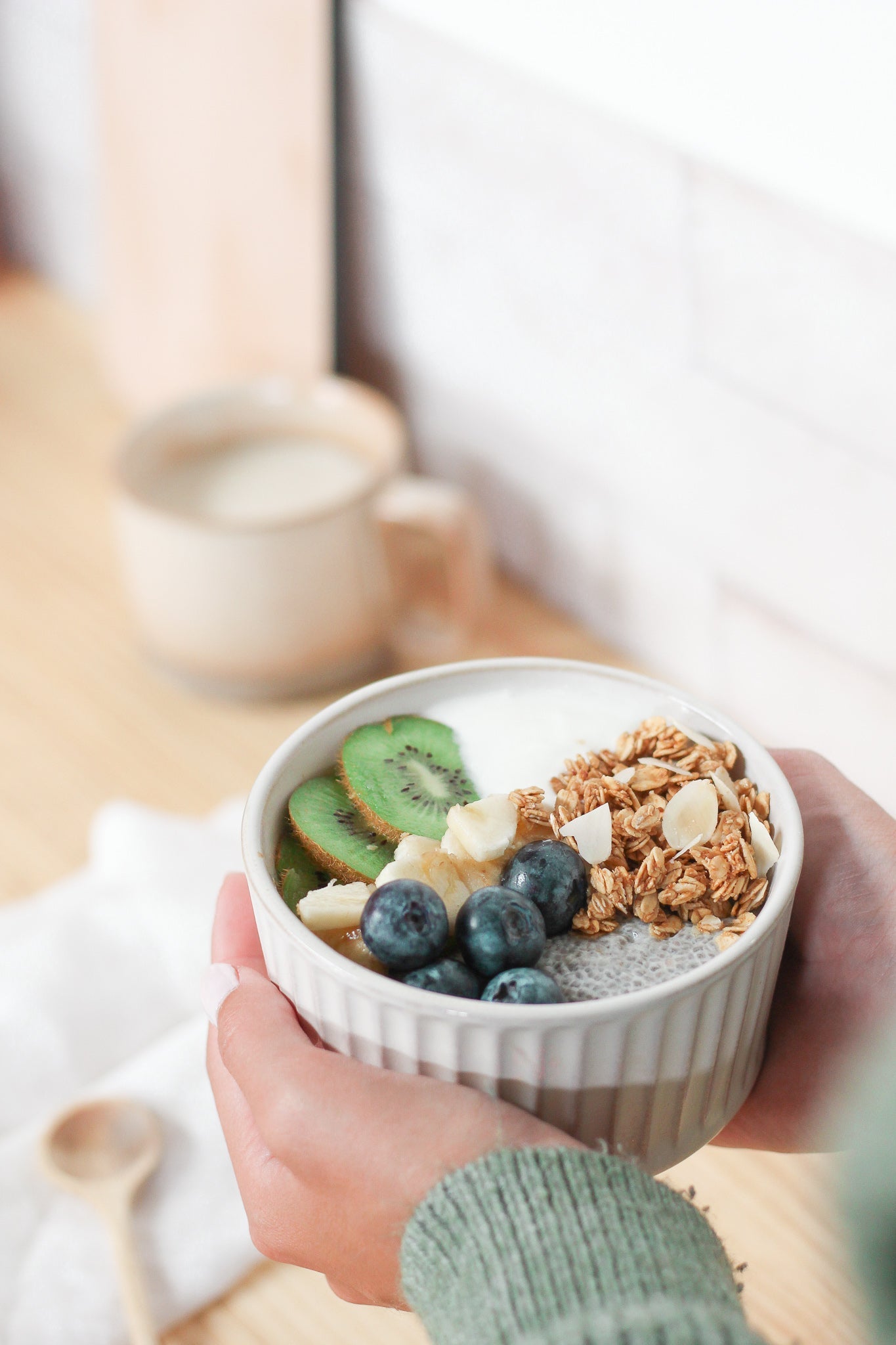 Bol de granola bio nümorning vanille et coco, avec kiwi, myrtilles et amandes pour le petit-déjeuner