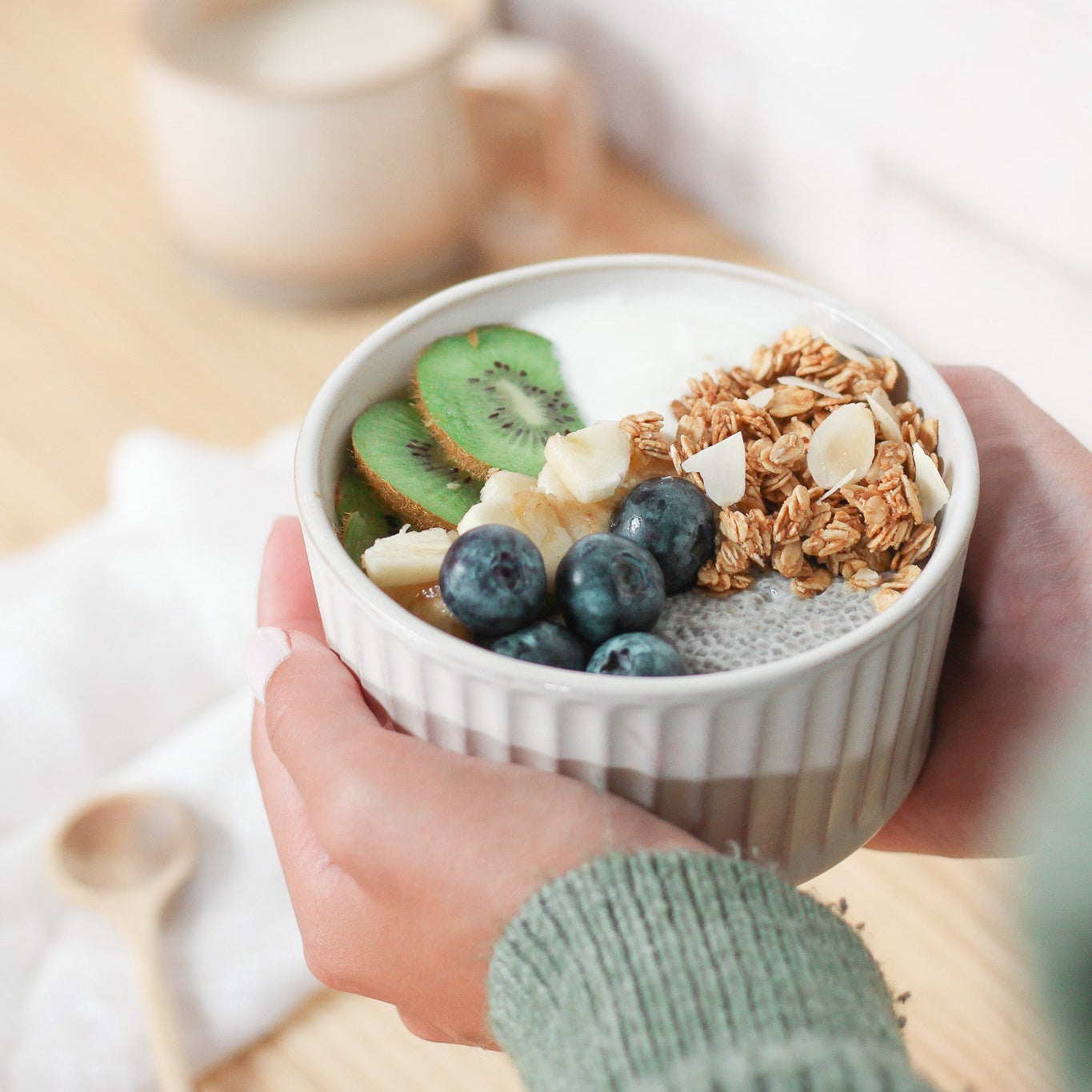 Bol de granola bio nümorning vanille et coco, avec kiwi, myrtilles et amandes pour le petit-déjeuner
