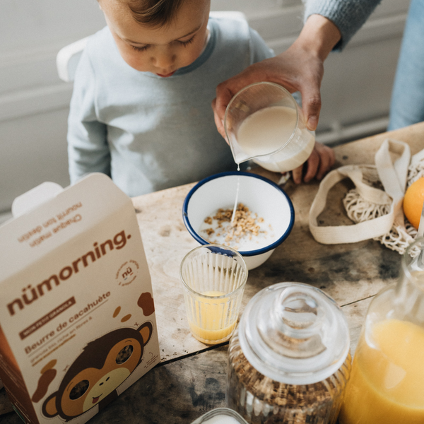 Bol de céréales enfant beurre de cacahuète nümorning pour le petit-déjeuner