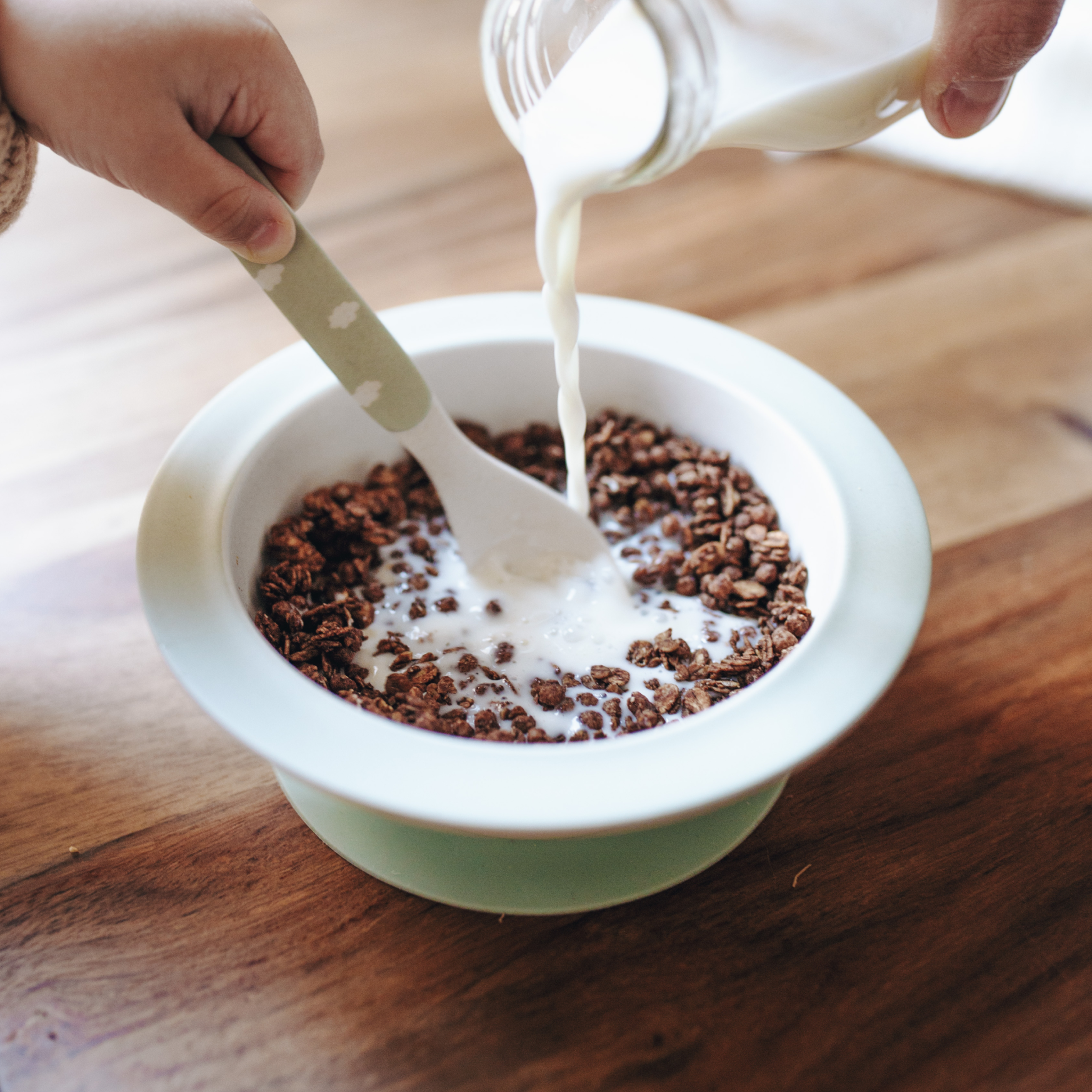 Lait versé sur un bol de céréales enfant chocolat nümorning
